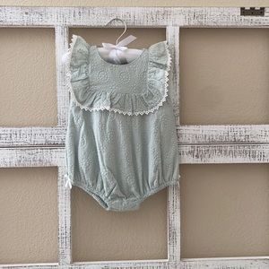 Baby girl’s outfit with matching bonnet